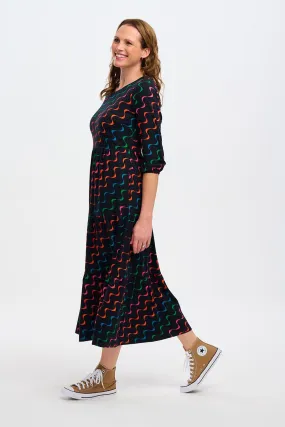 BAKARI JERSEY TIERED MIDI DRESS (BLACK/UNDULATING WAVES)