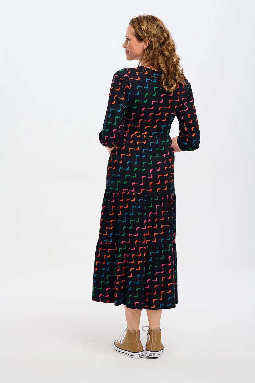 BAKARI JERSEY TIERED MIDI DRESS (BLACK/UNDULATING WAVES)